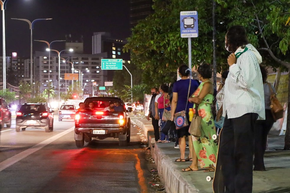 Passageiros são flagrados na parte traseira de um carro, em uma avenida de São Luís — Foto: Matheus Soares