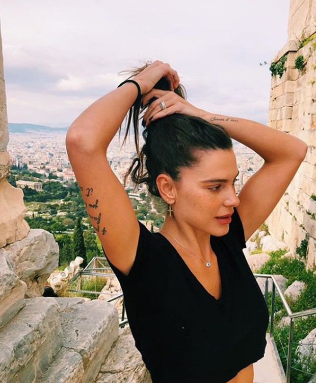 Mariana Goldfarb viaja com Reymond à Grécia e chama atenção para problemas de poluição do plástico (Foto: Instagram/ Reprodução)