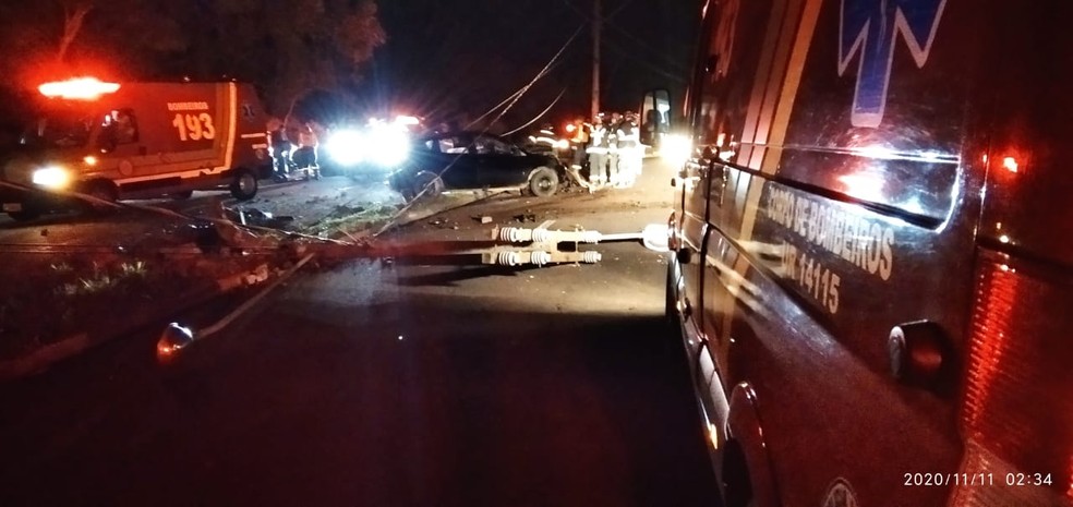 Batida entre carro e poste foi na madrugada desta quarta-feira (11) — Foto: Polícia Militar