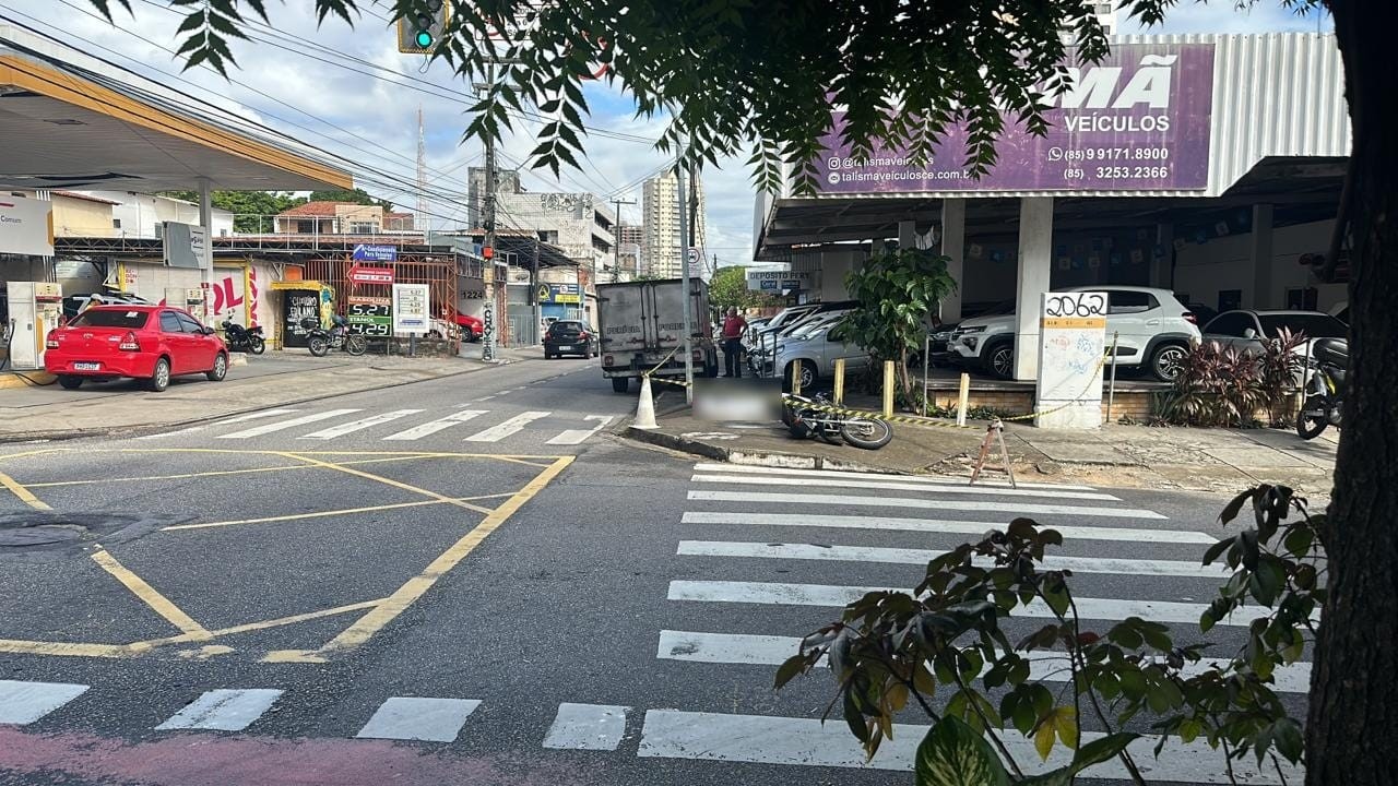 Motociclista morre após colidir com carro em cruzamento em Fortaleza