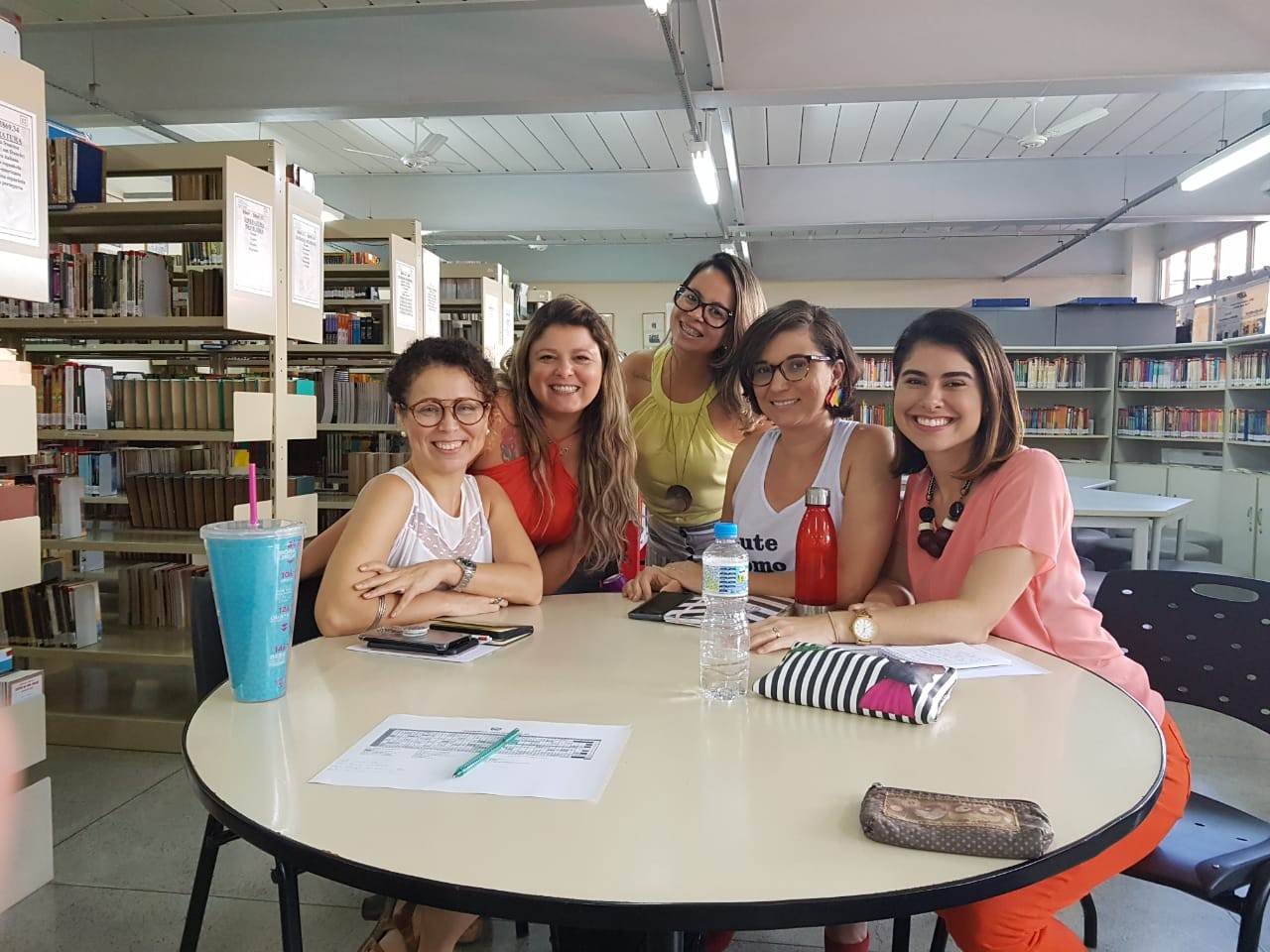 a partir da esquerda: professoras Ana Claudia Abrantes, Paula Alves, Cristiane Barbalho, Aline Brito e Yandara Moreira reunidas na biblioteca da escola (Foto:  )