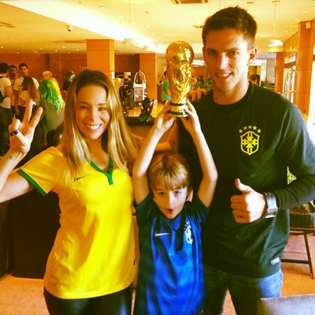 Dani e a família prontos para a estreia da seleção (Foto: Reprodução/Instagram)