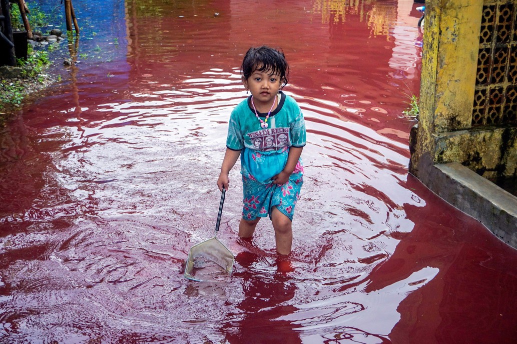 Indonésia tem cidade com "rio vermelho" (Foto: Reprodução/New York Post)