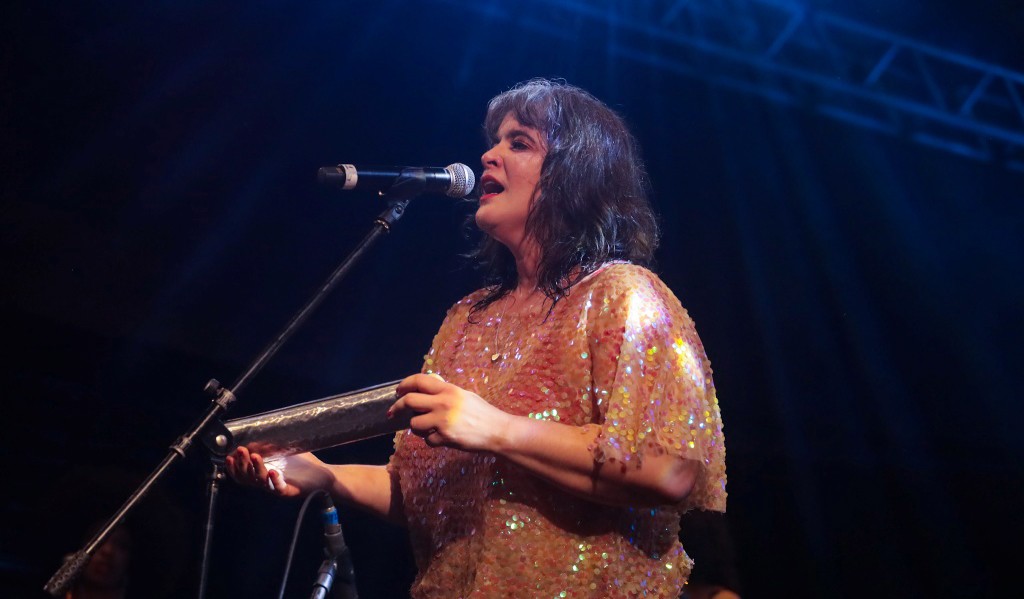 Alessandra Leão sopra 'um vento de lá' para saudar Gal Costa em show que manteve aceso o público do festival 'Radioca' em Salvador