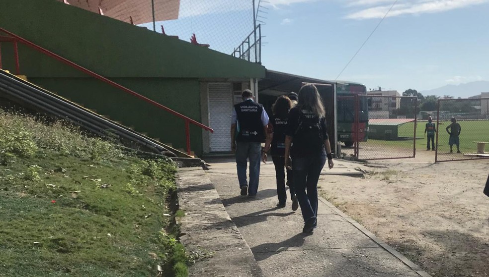 Fiscais da Vigilância Sanitária em visita ao Luso-Brasileiro, nesta sexta — Foto: Divulgação