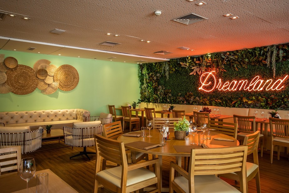 No restaurante Hills Rio, na Urca, a palavra “Dreamland”, em neon, chama a atenção dos clientes