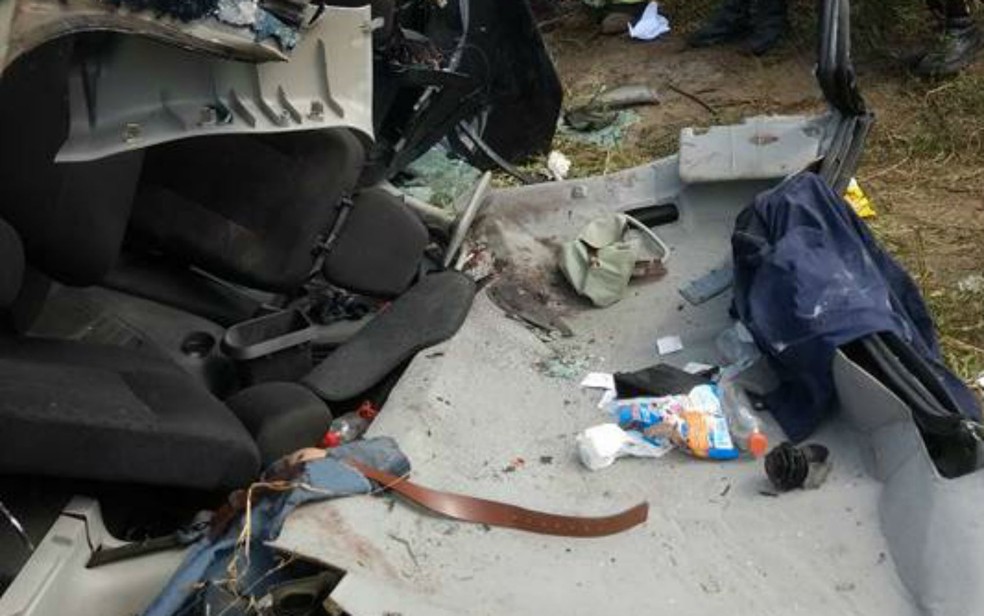Teto do carro foi arrancado para o salvar a vítima (Foto: Divulgação/Corpo de Bombeiros Militar)