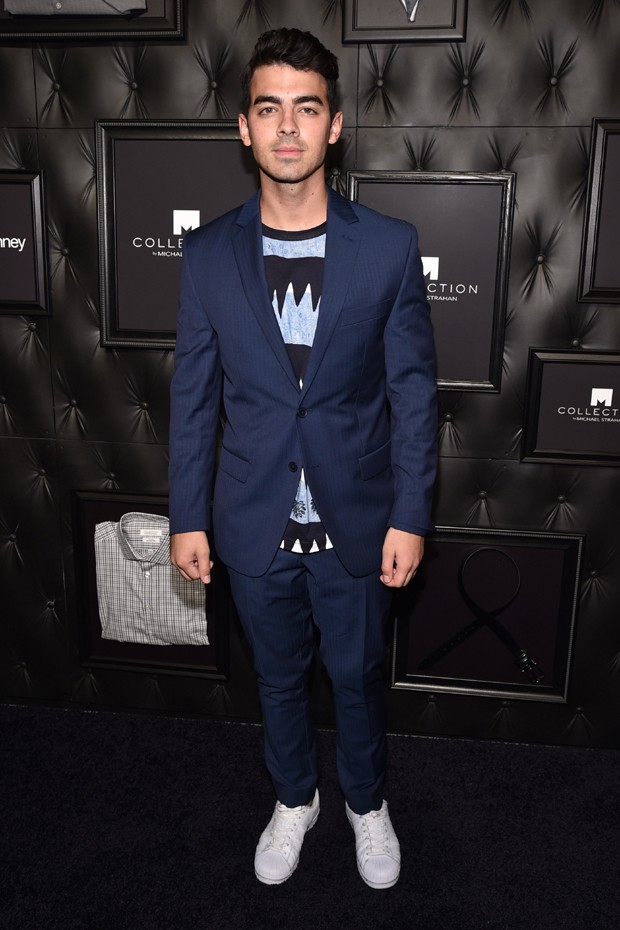 Joe Jonas: atualize costumes azuis-marinho com camisetas estampadas e tênis branco (Foto: Getty Images)