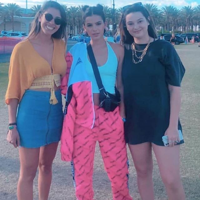 Bruna Marquezine posa com fãs no Coachella (Foto: Reprodução Instagram)