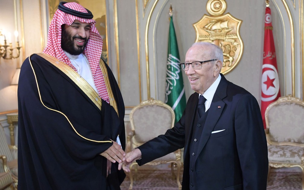 O presidente da Tunisia, Beji Caid Essebsi, cumprimenta o príncipe herdeiro saudita, Mohamed bin Salman, durante encontro no palácio presidencial tunisiano, em Tunis, na terça-feira (27) — Foto: Fethi Belaid/AFP