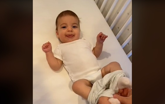 Pai dá dica de como colocar calça de moletom em bebê (Foto: Reprodução/TikTok)