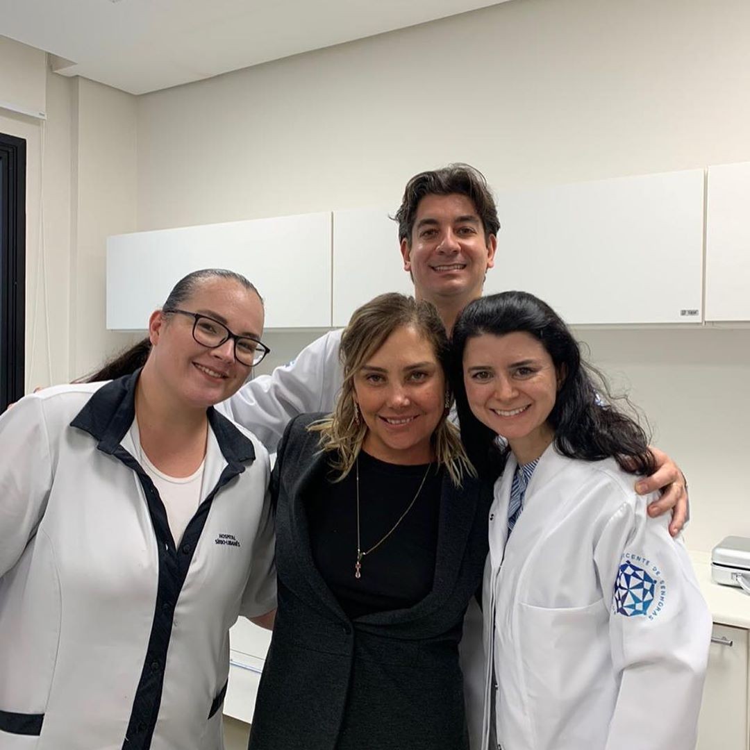 Heloísa Périssé posa com equipe médica (Foto: Reprodução/Instagram)