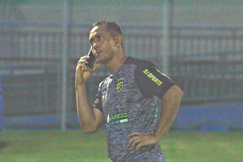 Treinador abandonou jogadoras após time levar três gols em 15 minutos — Foto: João Normando