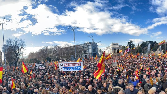 Milhares de pessoas protestam em Madri contra governo de esquerda do presidente Pedro Sánchez