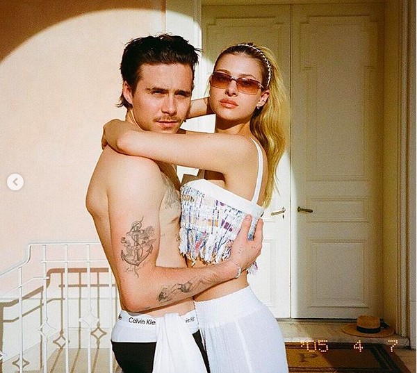Brooklyn Beckham e Nicola Peltz em momento romântico durante a quarentena do novo coronavírus (Foto: Instagram)