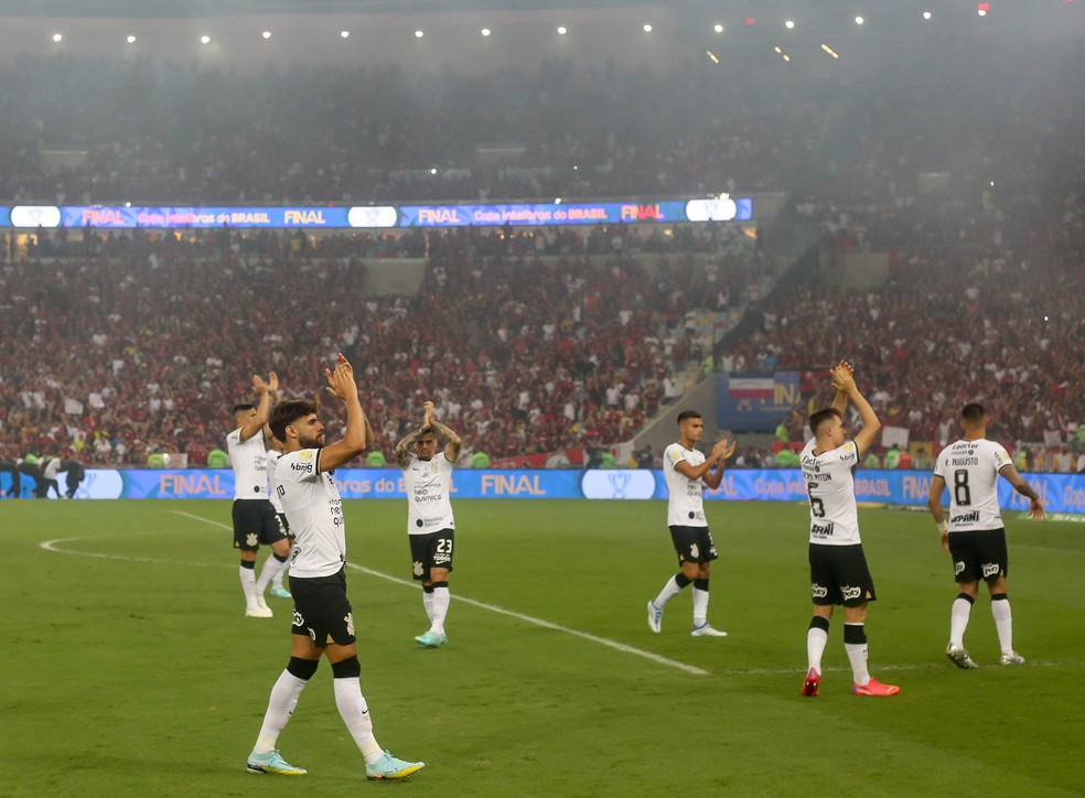 Jogadores do Corinthians aplaudem a torcida após final da Copa do Brasil — Foto: Rodrigo Coca / Ag.Corinthians