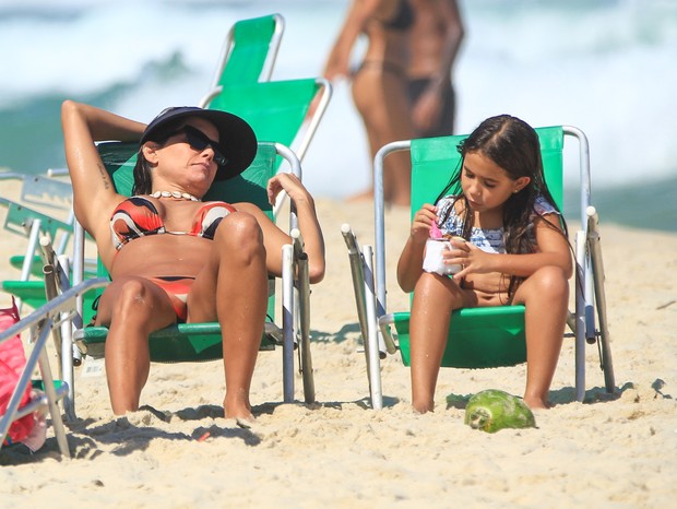Deborah Secco e Maria Flor na Praia da Barra (Foto: Fabricio Pioyani/AgNews)