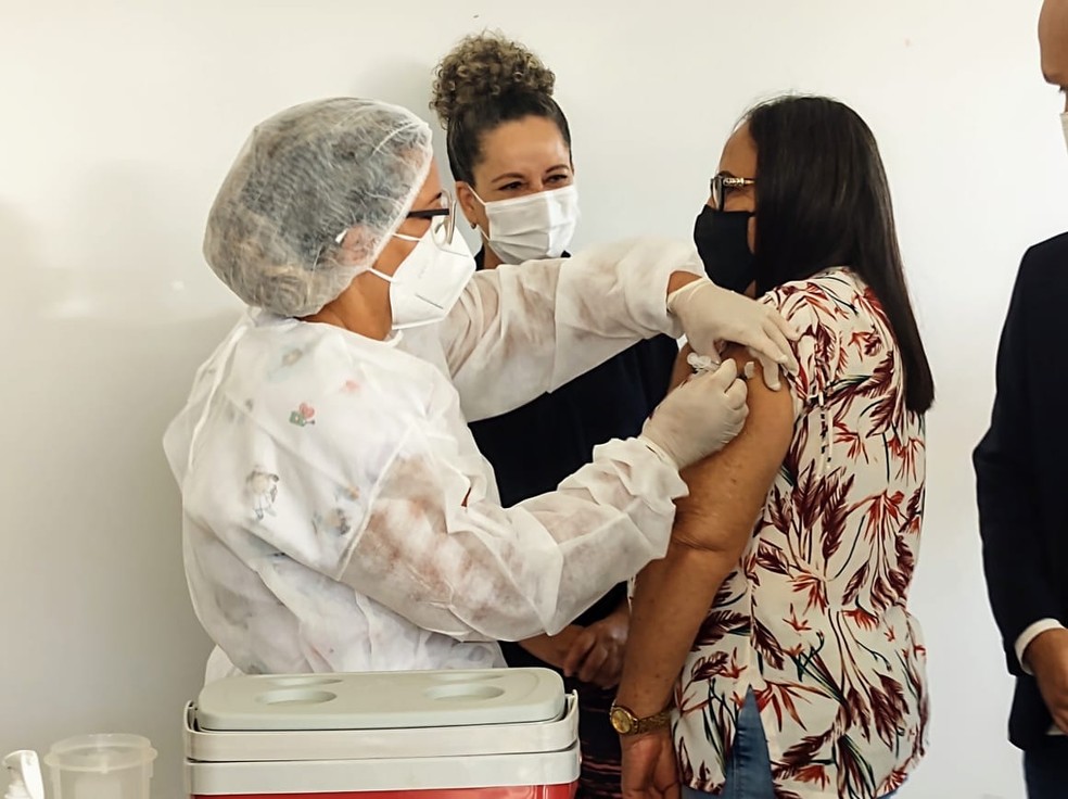 Servidora alvo da operação foi a primeira pessoa a ser vacinada em Gurupi — Foto: Jairo Santos/TV Anhanguera