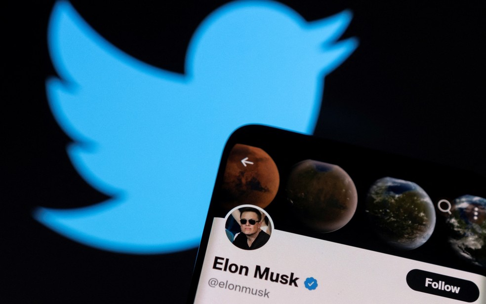 A conta do twitter de Elon Musk é vista ao lado do logotipo do Twitter — Foto: REUTERS/Dado Ruvic/Illustration