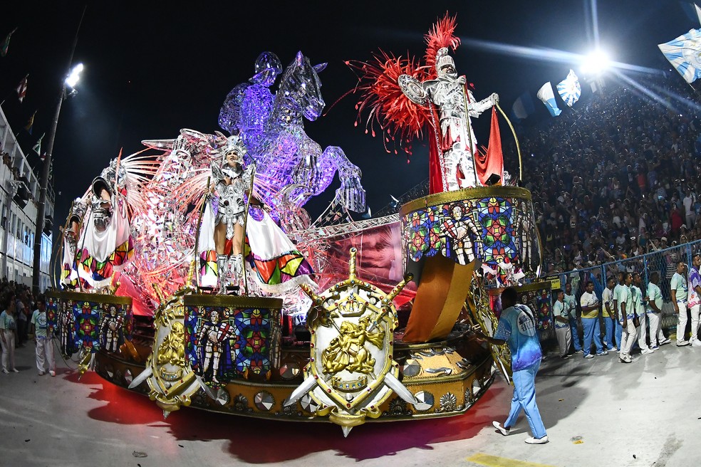 Carro com São Jorge, da Vila Isabel, com toque contemporâneo do carnavalesco Paulo Barros — Foto: Alexandre Durão/g1