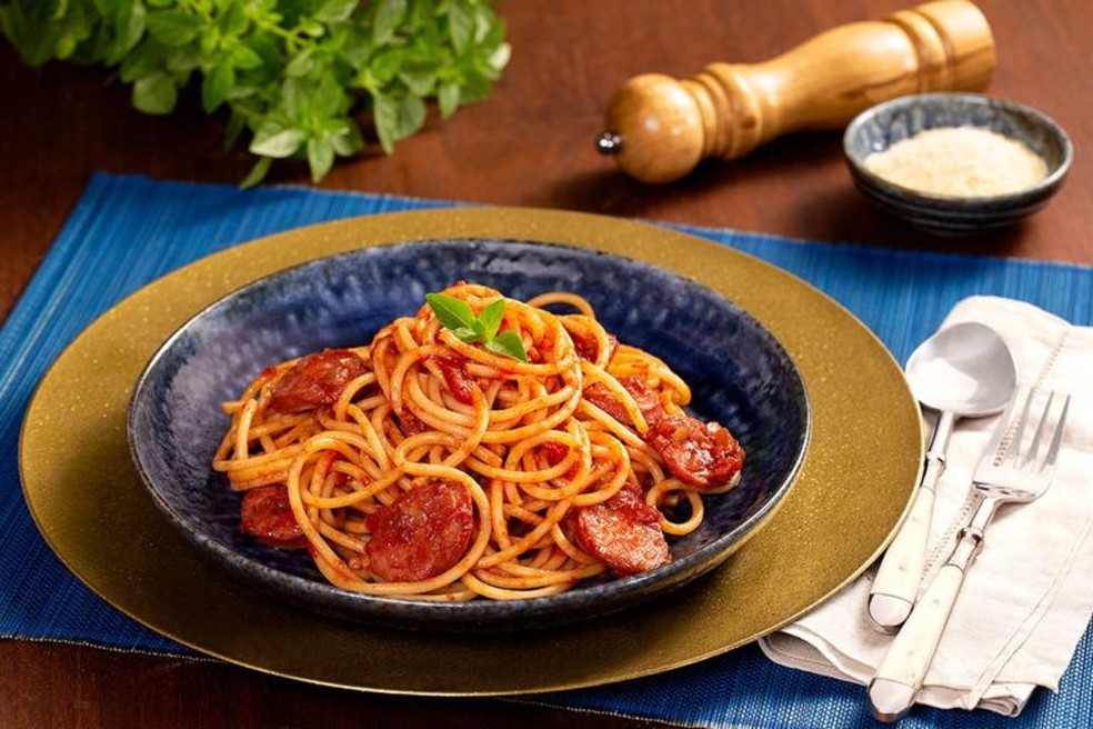 O macarrão à calabresa é um clássico que nunca decepciona — Foto: Luna Garcia / Estúdio Gastronômico / Divulgação