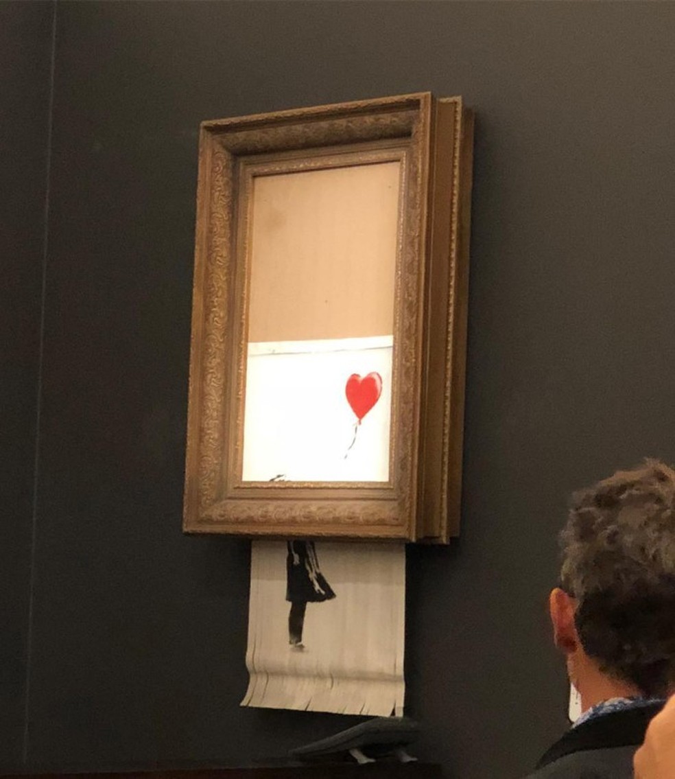 Momento em que obra de Banksy é triturada por baixo da moldura — Foto: Divulgação/Sotheby's