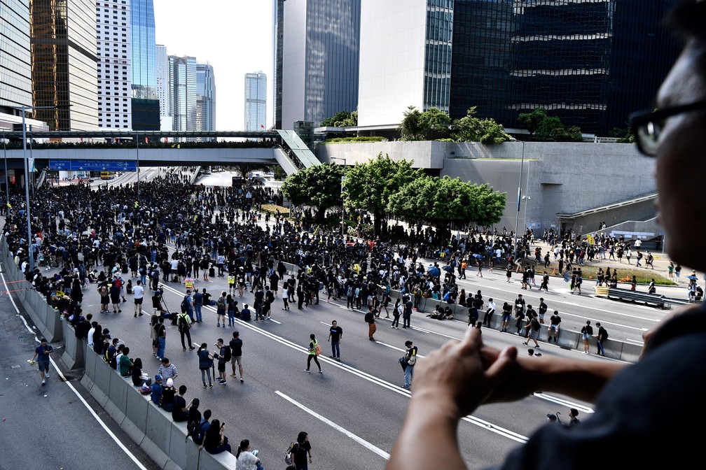 Protestos simultÃ¢neos foram realizados em sete distritos de Hong Kong nesta segunda-feira (5)  â?? Foto: Anthony Wallace / AFP