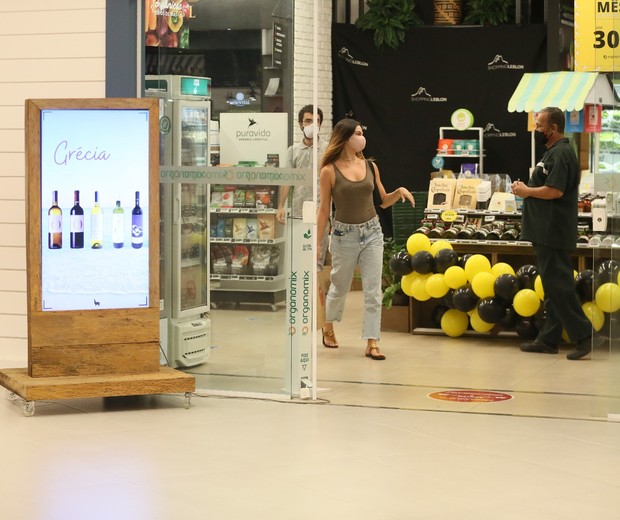 Isis Valverde é clicada em shopping do Rio (Foto: Gabriel Rangel/AgNews)