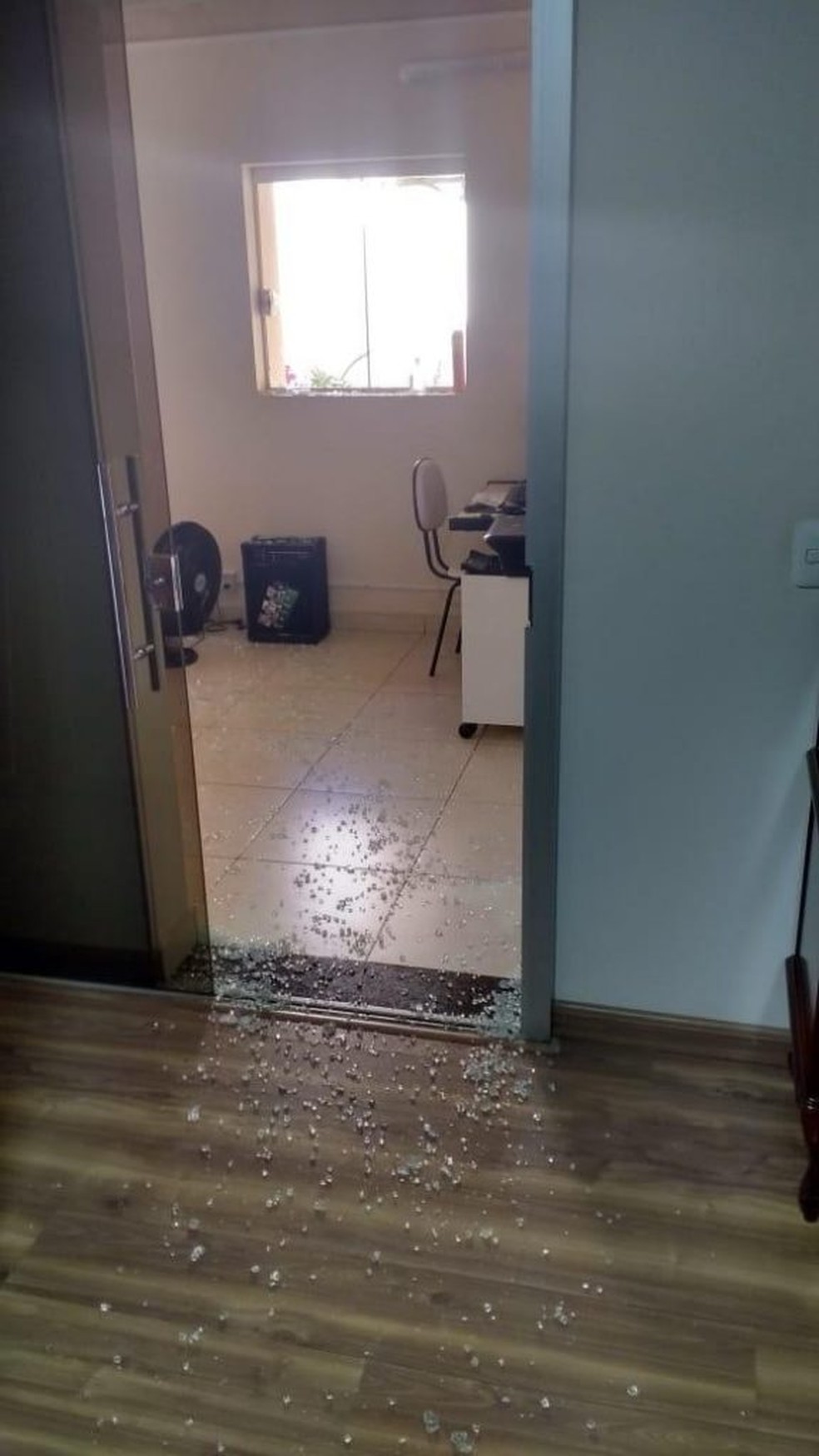Rapaz usou extintor para estourar porta de vidro da igreja em Bastos — Foto: João Trentini/Arquivo Pessoal