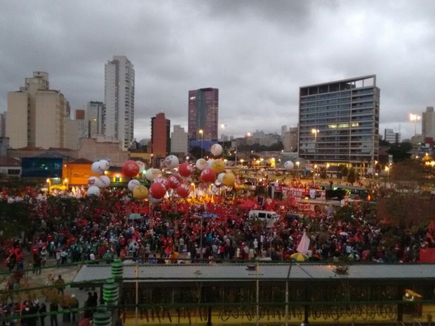 Manifestantes no Largo da Batata, na Zona Oeste de São Paulo (Foto: Roney Domingos/G1)