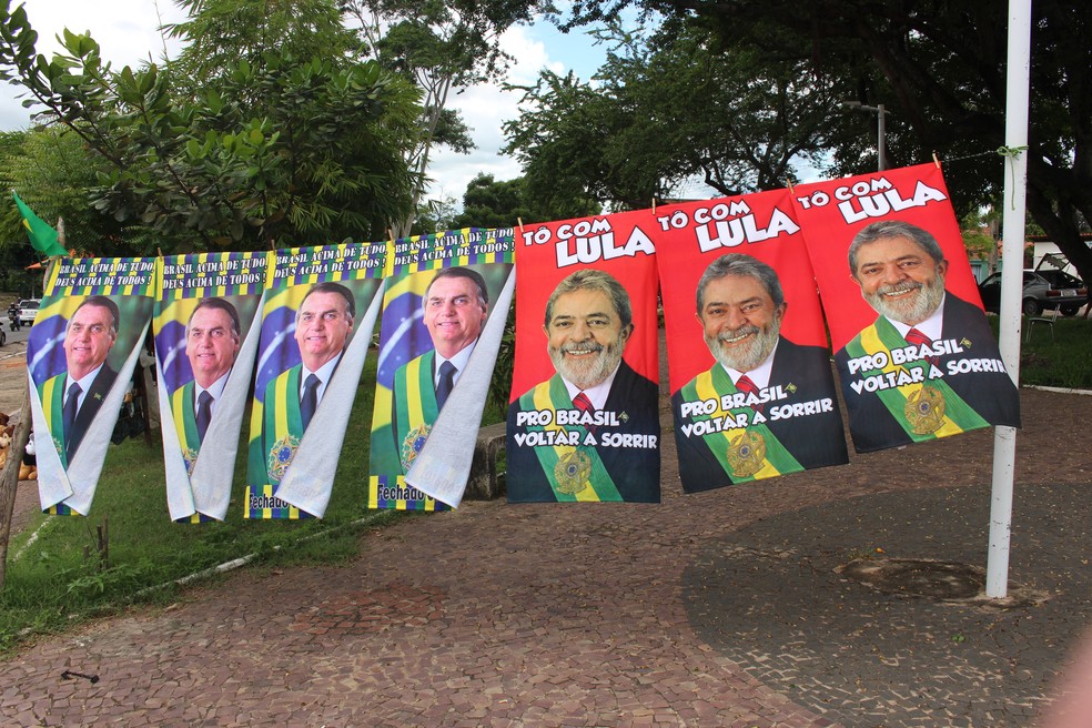 Toalhas com apoio a Lula e Bolsonaro das ruas de Teresina — Foto: Layza Mourão/g1