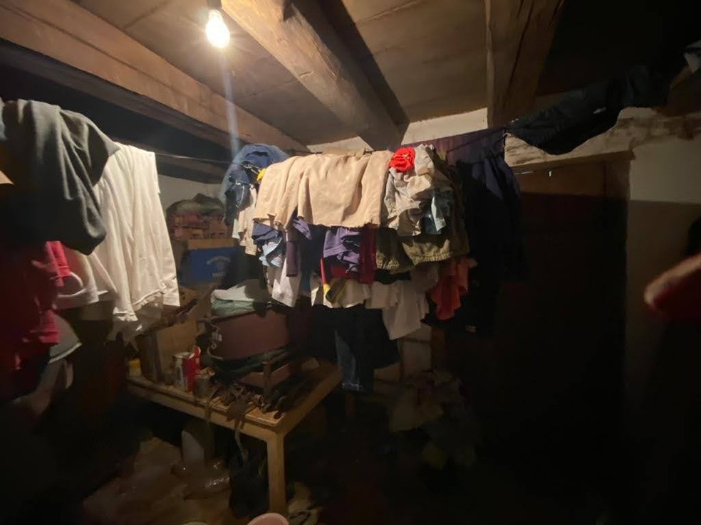 Um dos quartos da fazenda de Rio Vermelho tinha roupas penduradas — Foto: Ministério Público do Trabalho de Minas Gerais