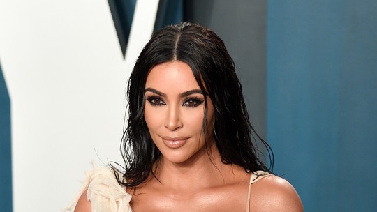 De babador odontológico, Kim Kardashian posa no dentista: 'Naturalmente bonita'