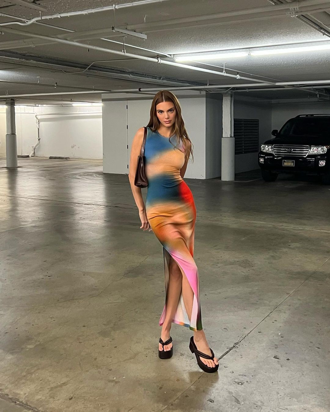 Kendall Jenner encantou seguidores em cliques com vestido colorido (Foto: Reprodução/Instagram)