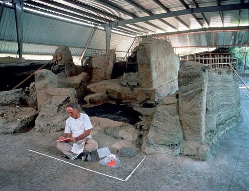 O professor Payson Sheets durante uma de suas escavações em Joya de Cerén (Foto: PAYSON SHEETS)