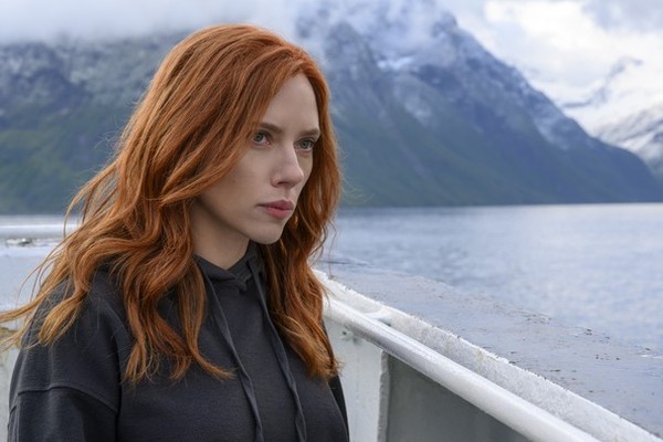 A atriz Scarlett Johansson em cena de Viúva Negra (2021) (Foto: Divulgação)