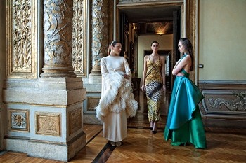 Princesas italianas posam com roupas 'de sonho', expostas na Barra ...