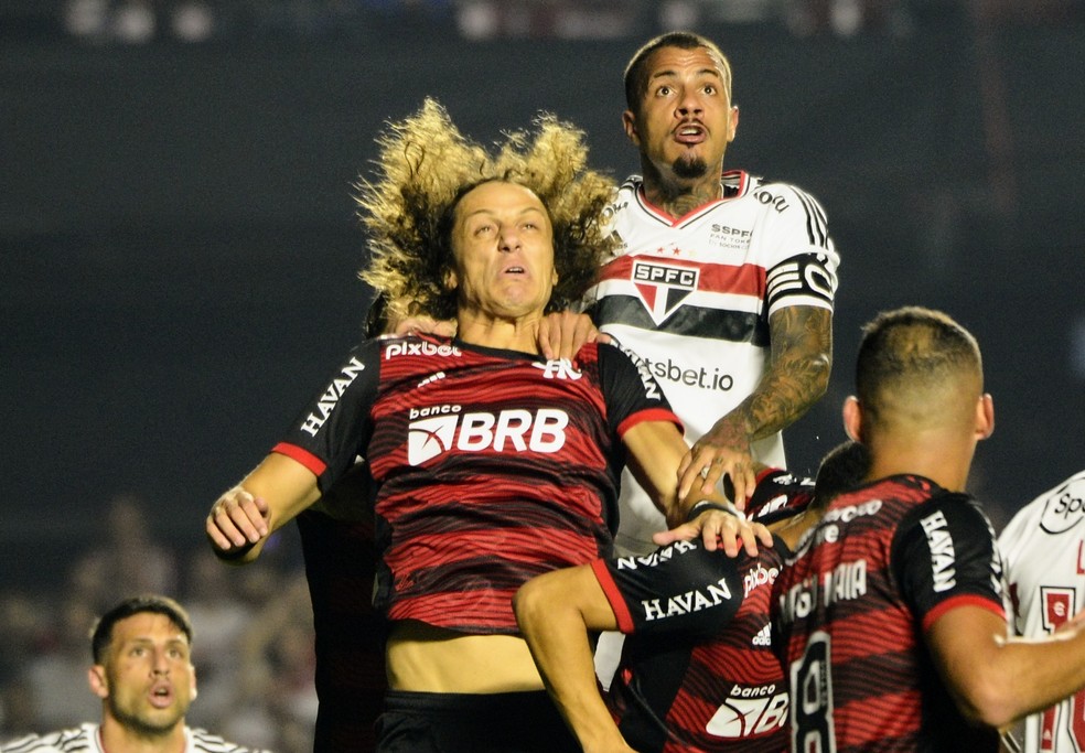 David Luiz e Diego Costa em São Paulo x Flamengo — Foto: Marcos Ribolli