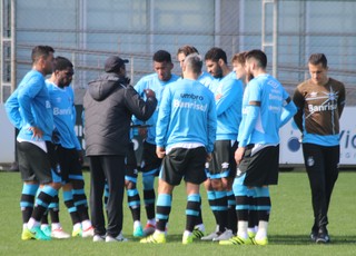 Três zagueiros, três volantes ou troca na frente: as novas dúvidas do Grêmio