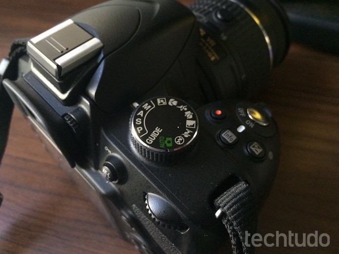 Usando o seletor de modos de fotografia da Nikon D3200 (Foto: Marvin Costa/TechTudo)