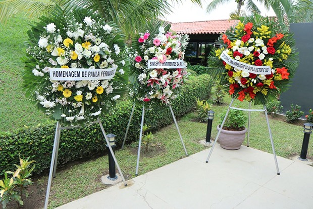 Famosos enviam coroas de flores (Foto: Daniel Pinheiro/AgNews) Famosos enviam coroas de flores (Foto: Daniel Pinheiro/AgNews)