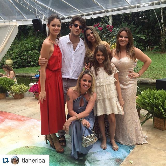 Chay Suede e Laura Neiva posam com convidados (Foto: Reprodução/Instagram)