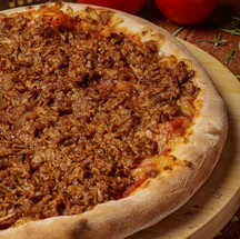 A Di Blasi (3627-0758) sugere a pizza de Pernil com Barbecue, preparada com molho de tomate pelati, mozzarela vegetal à base de caju, pernil desfiado com barbecue 100% vegetal e orégano. A partir de R$ 53 — Divulgação