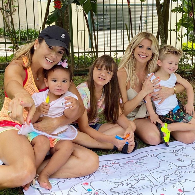 Ticiane Pinheiro e as filhas, Rafaella e Manuella, e Karina Bacchi com o pequeno Enrico (Foto: Reprodução / Instagram)