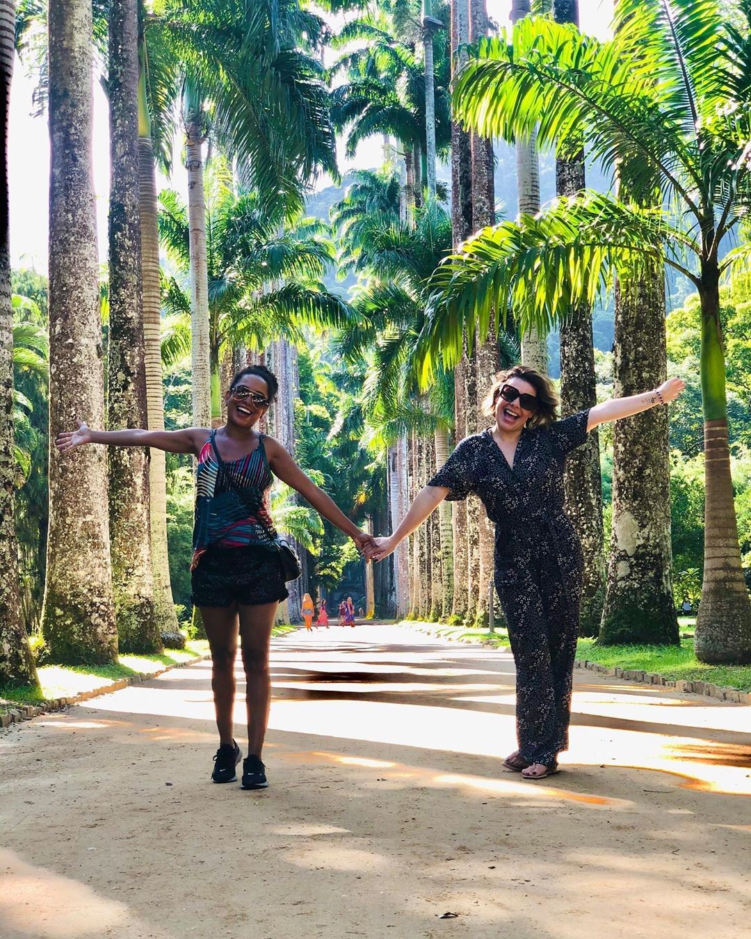 Aretha Oliveira e Fernanda Souza no Jardim Botânico, no Rio de Janeiro (Foto: Reprodução/Instagram)