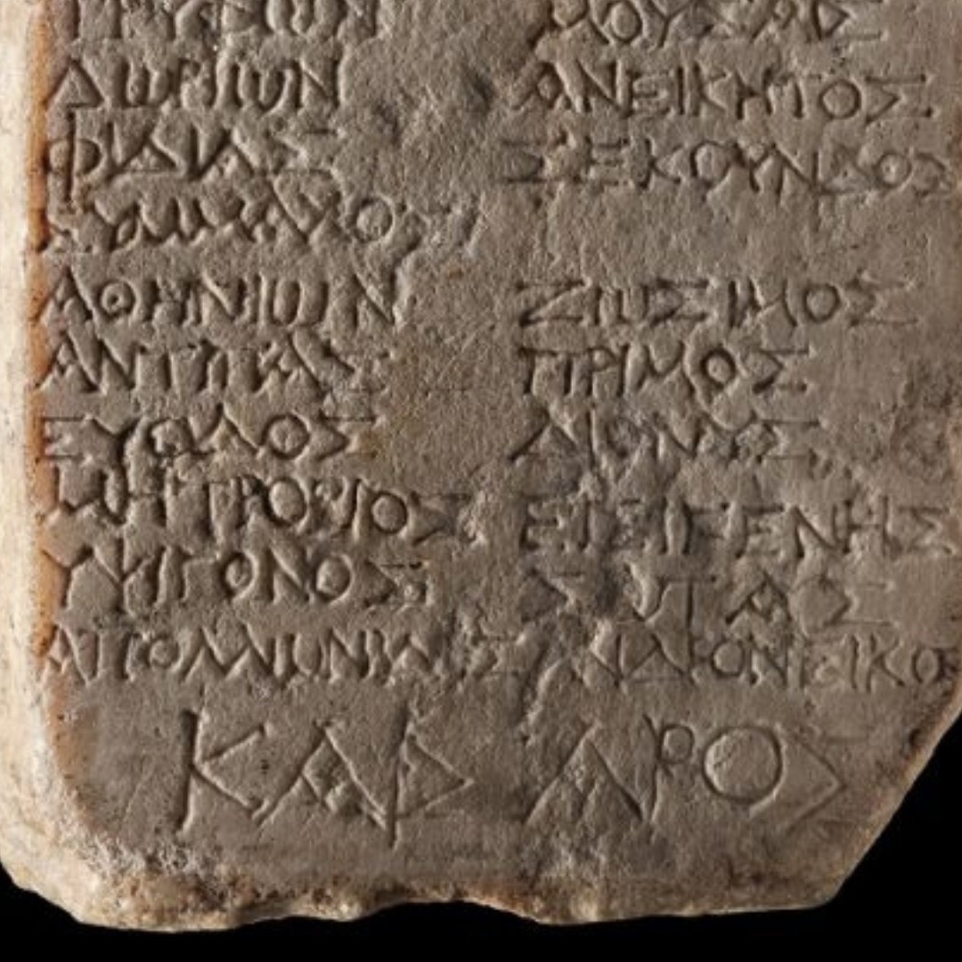 Tábua de 2 mil anos mostra nomes de jovens que se formaram no equivalente à uma pós-graduação. (Foto: National Museums Scotland)
