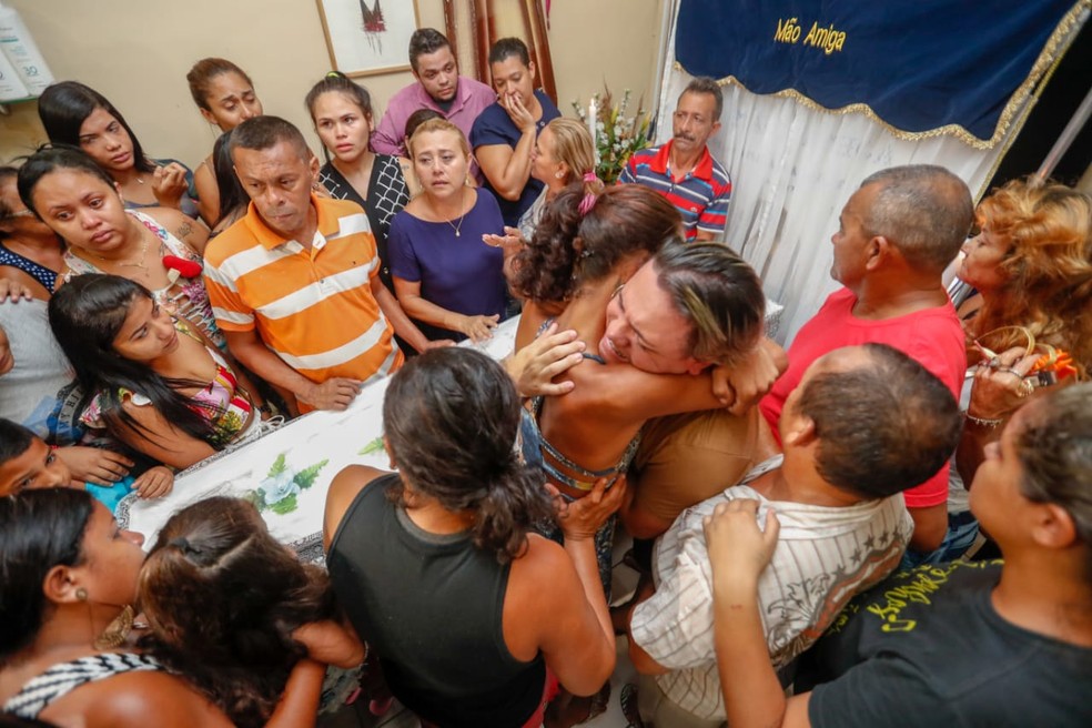 Transexual assassinada a pauladas em São Paulo é velada ao lado da família em Fortaleza — Foto: JL Rosa/G1