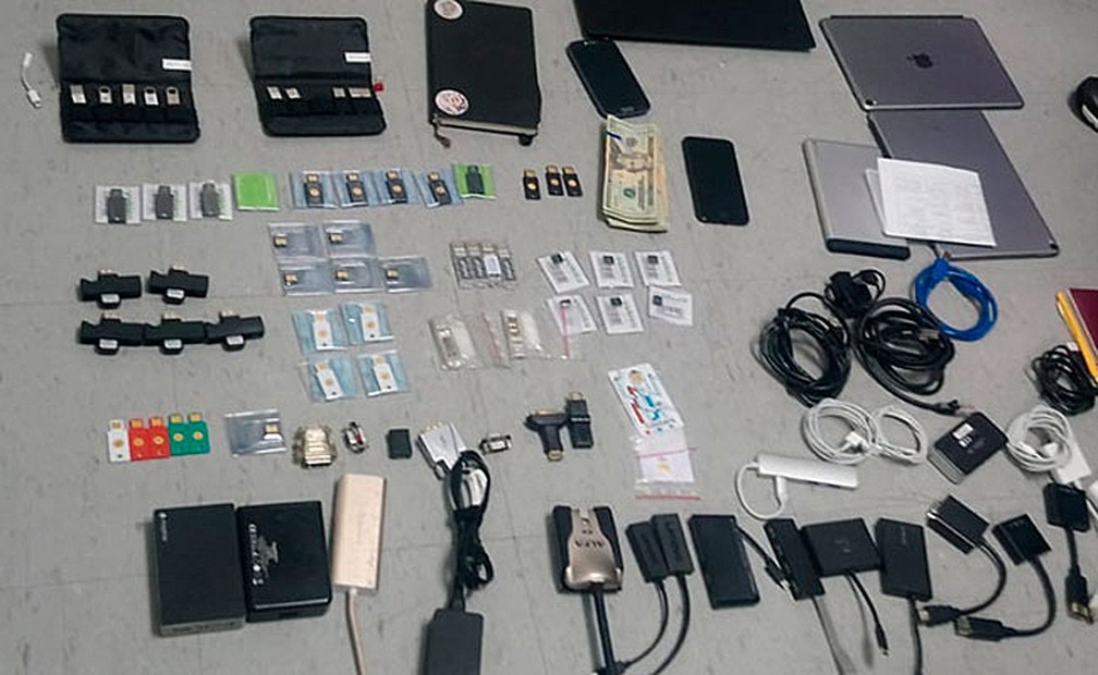 Foto divulgada pela procuradoria mostra objetos encontrados na casa do sueco — Foto: Procuradoria do Equador via AP