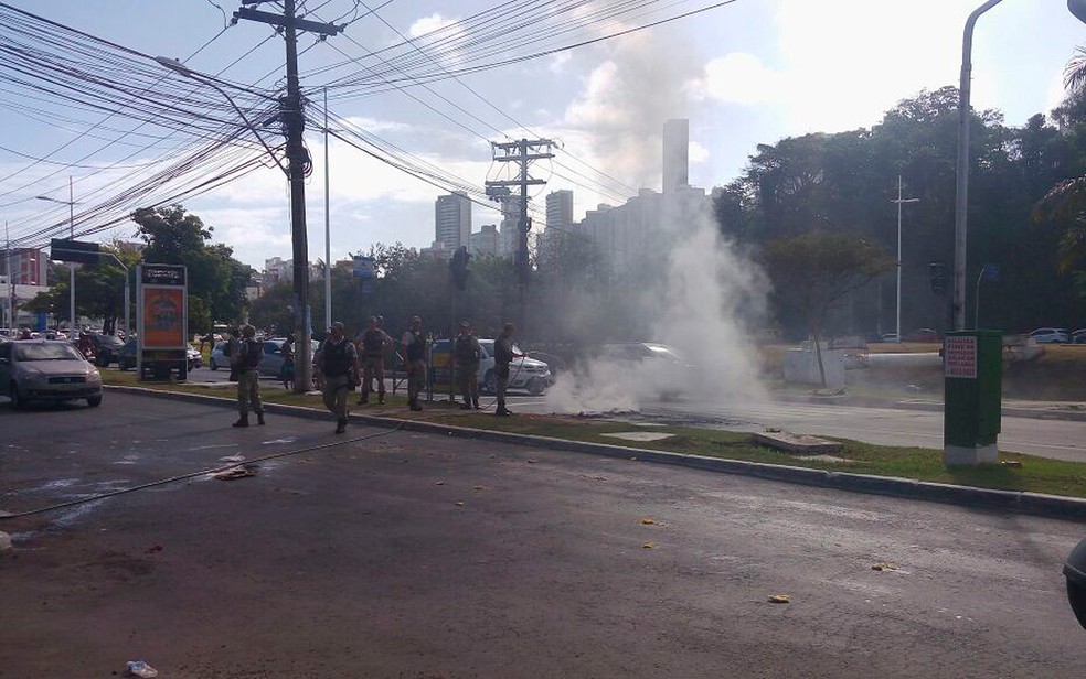 Manifestação fechou trecho da Avenida Juracy Magalhães, na entrada do Vale das Pedrinhas, após mortes no bairro (Foto: SSP-BA/ Divulgação)