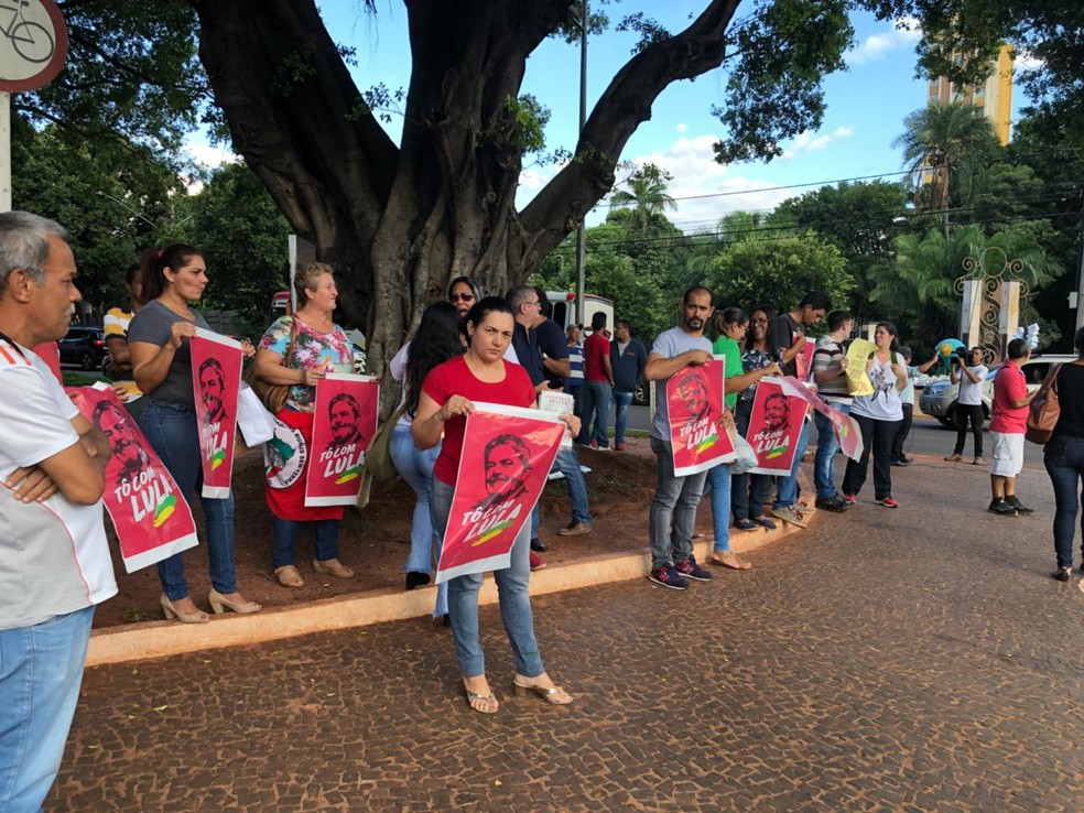 Grupo a favor do petista se concentrou em cruzamento no Centro de Campo Grande (Foto: Ricardo Mello/TV Morena)